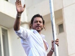 शाहरुख खान का फैन बोला बेच दो मन्नत अगर बालकनी में नहीं आना तो, किंग खान ने प्यार से दिया ये जवाब