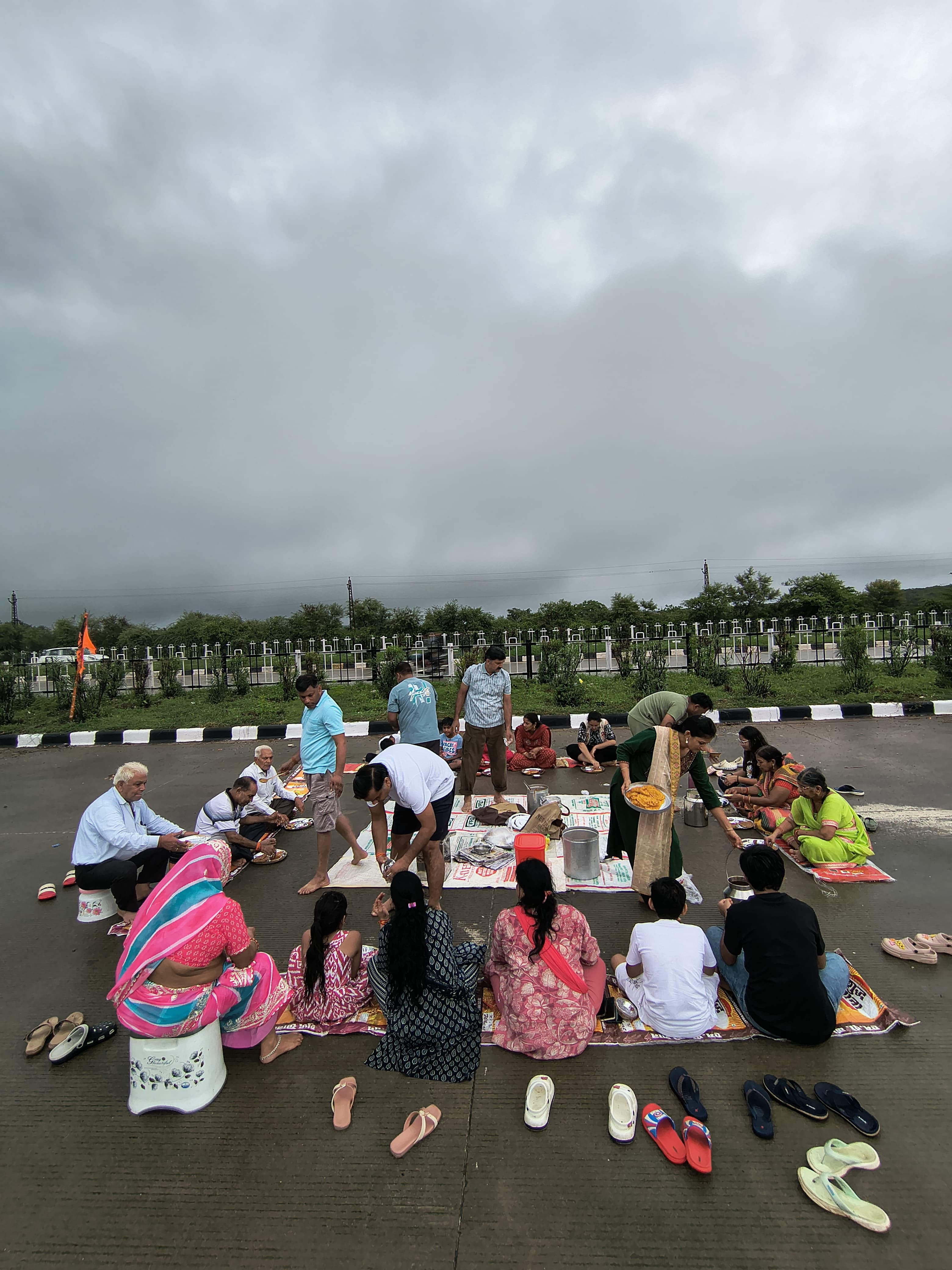 Family Turns Rajasthan Expressway into Picnic Amid Backlash