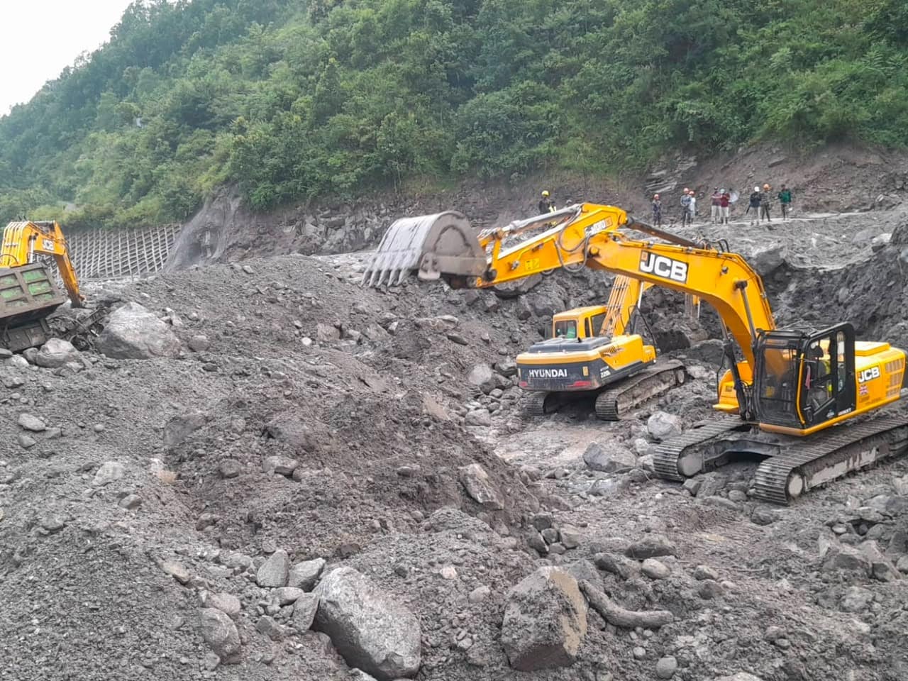 मलबा हटाने का काम युद्ध स्तर पर मलबा हटाने का काम युद्ध स्तर पर