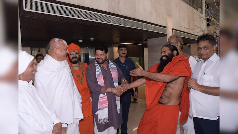 बृजभूषण शरण सिंह से मिले बाबा रामदेव, बोले- 'दूर हो गए सारे भ्रम, मामले का हुआ पटाक्षेप'
