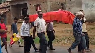 हिंदू से ईसाई बनी महिला के अंतिम संस्कार पर विवाद, ग्रामीणों ने शव दफनाने से रोका, आखिरकार हुआ दाह संस्कार