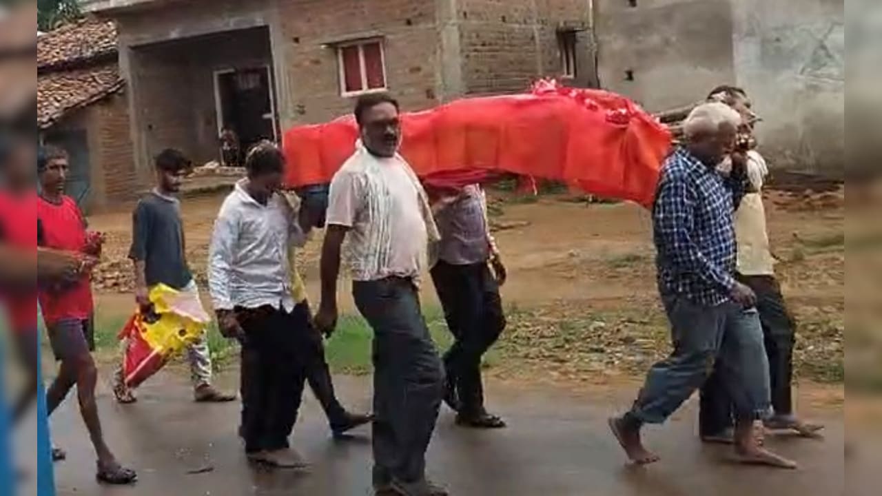 हिंदू से ईसाई बनी महिला के अंतिम संस्कार पर विवाद, ग्रामीणों ने शव दफनाने से रोका, आखिरकार हुआ दाह संस्कार