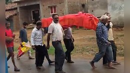 हिंदू से ईसाई बनी महिला के अंतिम संस्कार पर विवाद, ग्रामीणों ने शव दफनाने से रोका, आखिरकार हुआ दाह संस्कार