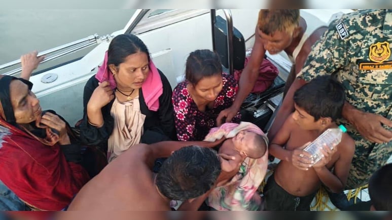 नाव पलटने के बाद डूब रहे थे नवजात समेत 10 बांग्लादेशी नागरिक, देवदूत बने BSF जवानों ने बचाई जान