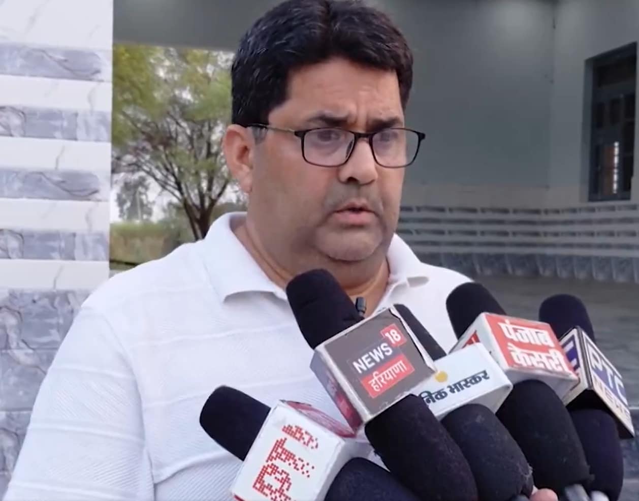 घटना की जानकारी देते हुए अधिकारी