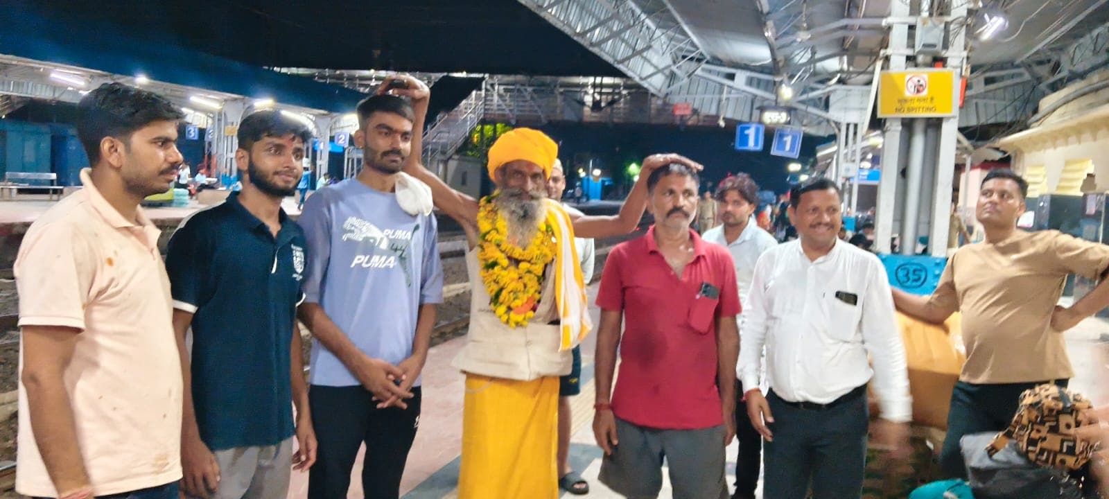 ड्यूटी ज्वाइन करने से पहले जब वे मुरैना से रवाना हो रहे थे तब स्टेशन पर उन्हें छोड़ने बड़ी संख्या में लोग आए. उन्होंने उन्हें आर्शीवाद भी दिया. ड्यूटी ज्वाइन करने से पहले जब वे मुरैना से रवाना हो रहे थे तब स्टेशन पर उन्हें छोड़ने बड़ी संख्या में लोग आए. उन्होंने उन्हें आर्शीवाद भी दिया.