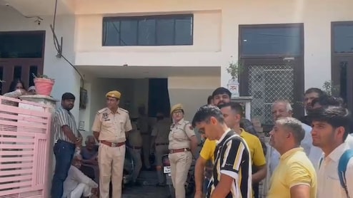 पत्&zwj;नी और 3 बेटियों की हत्&zwj;या के म&zwj;िले क्&zwj;लू, शेयर मार्केट में घाटे के बाद प्लॉट बेचने को लेकर विवाद