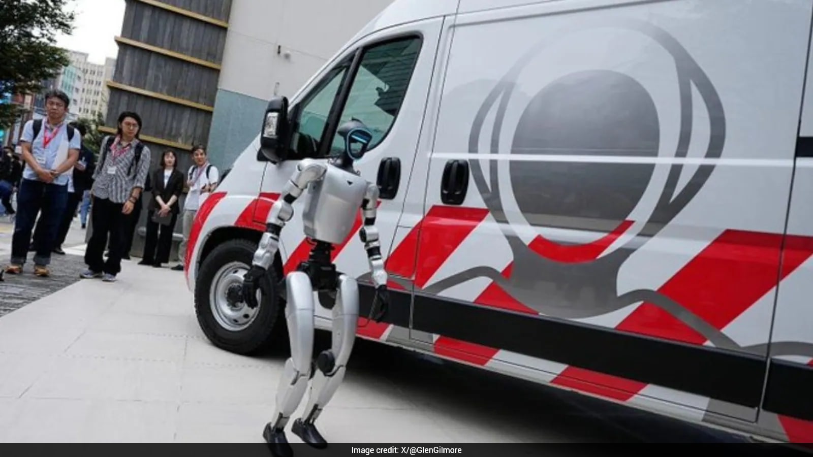 Japan Unveils Robot Ambulance for On-Site Humanoid Repairs