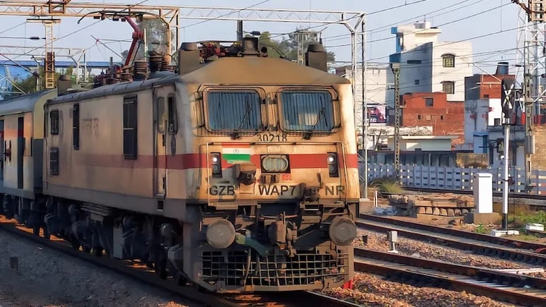 सीमांचल एक्सप्रेस में मां की गोद से छूटा 9 माह का मासूम, खिड़की से गिरने पर चली गई जान