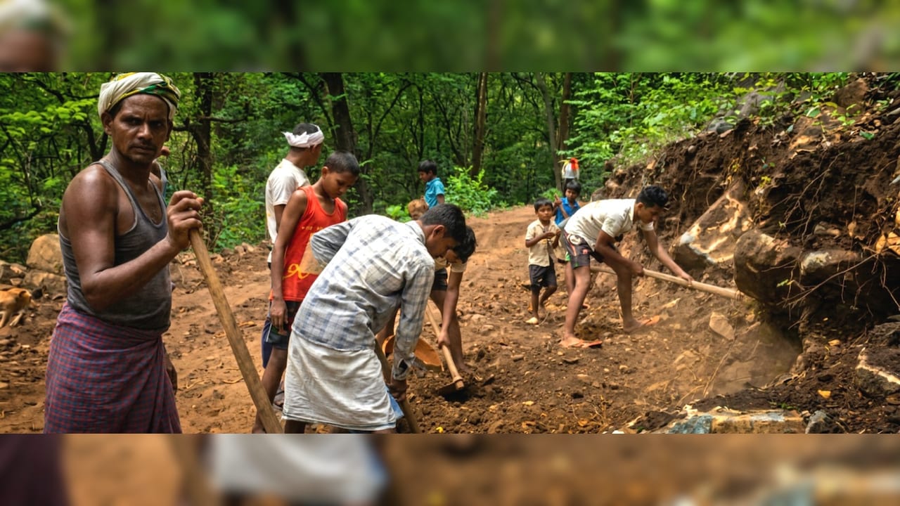 पहाड़ों से घिरे 16 घर...120 की आबादी : सरकार ने नहीं सुनी तो खुद ही बना दी गांव तक सड़क