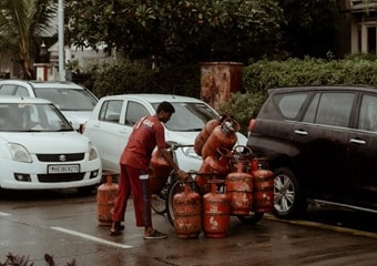 कल 1 अक्टूबर से बदल रहा LPG सिलेंडर बुकिंग का नियम, नहीं किया e-KYC तो महंगा मिलेगा सिलेंडर