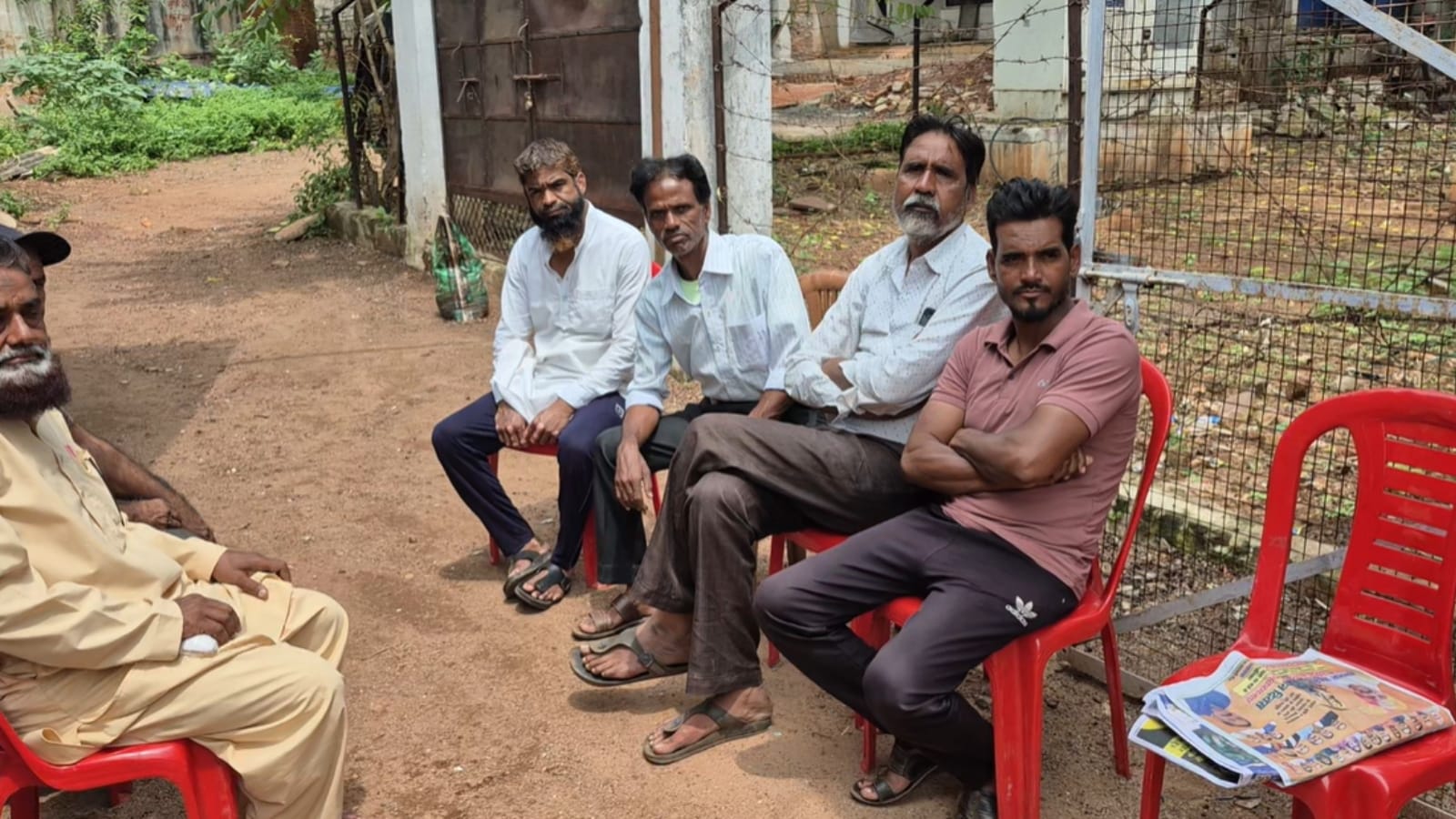 छावनी मोहल्ले में रहने वाले तनवीर के घर के बाहर बैठे लोग.