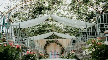 What Would Your Wedding Look Like In 1980s? Try This AI Prompt On ChatGPT