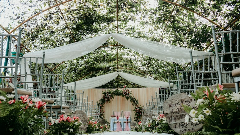 What Would Your Wedding Look Like In 1980s? Try This AI Prompt On ChatGPT
