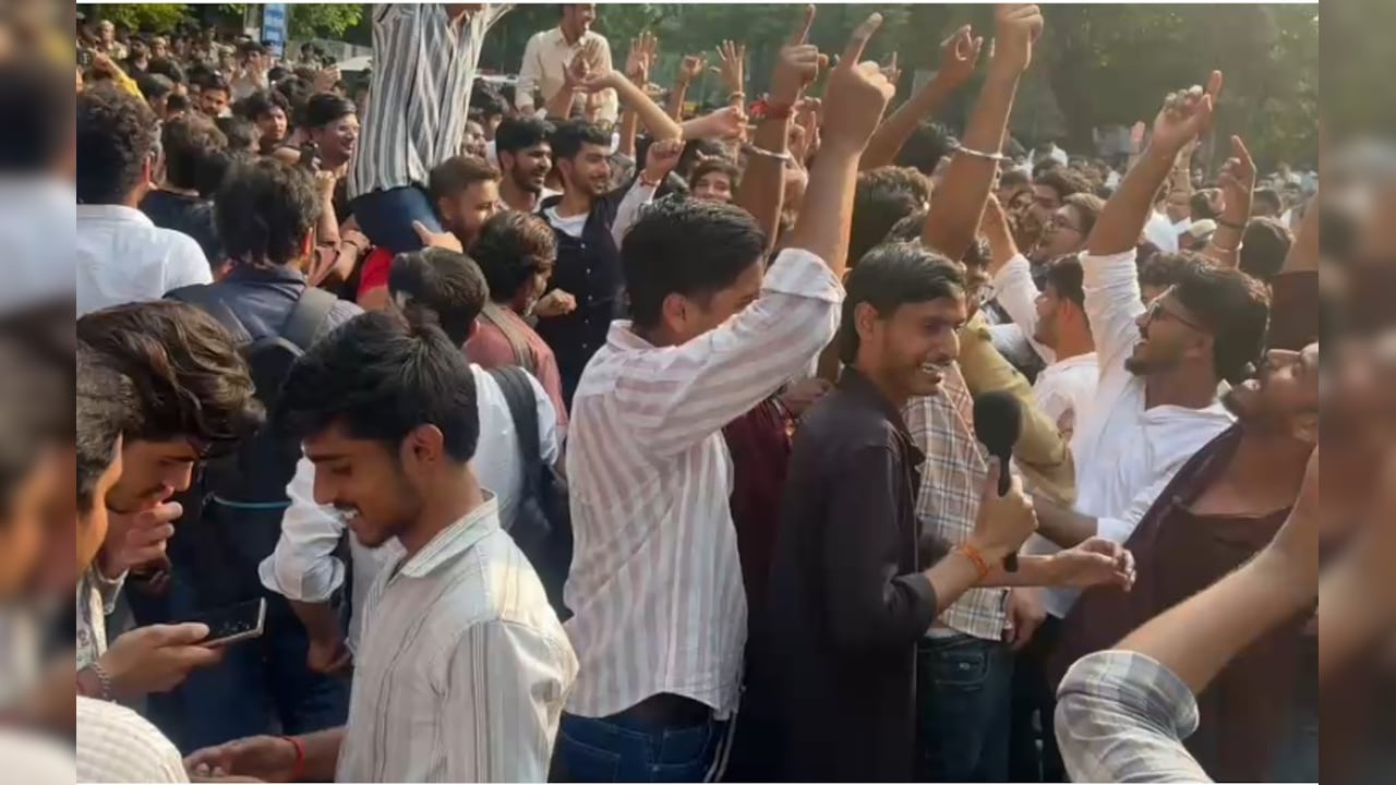 DUSU छात्रसंघ चुनाव में ABVP ने 3 पदों पर जीत हासिल की, यश डबास, रिया छाबड़ी और लक्ष्य राज सिंह जीते