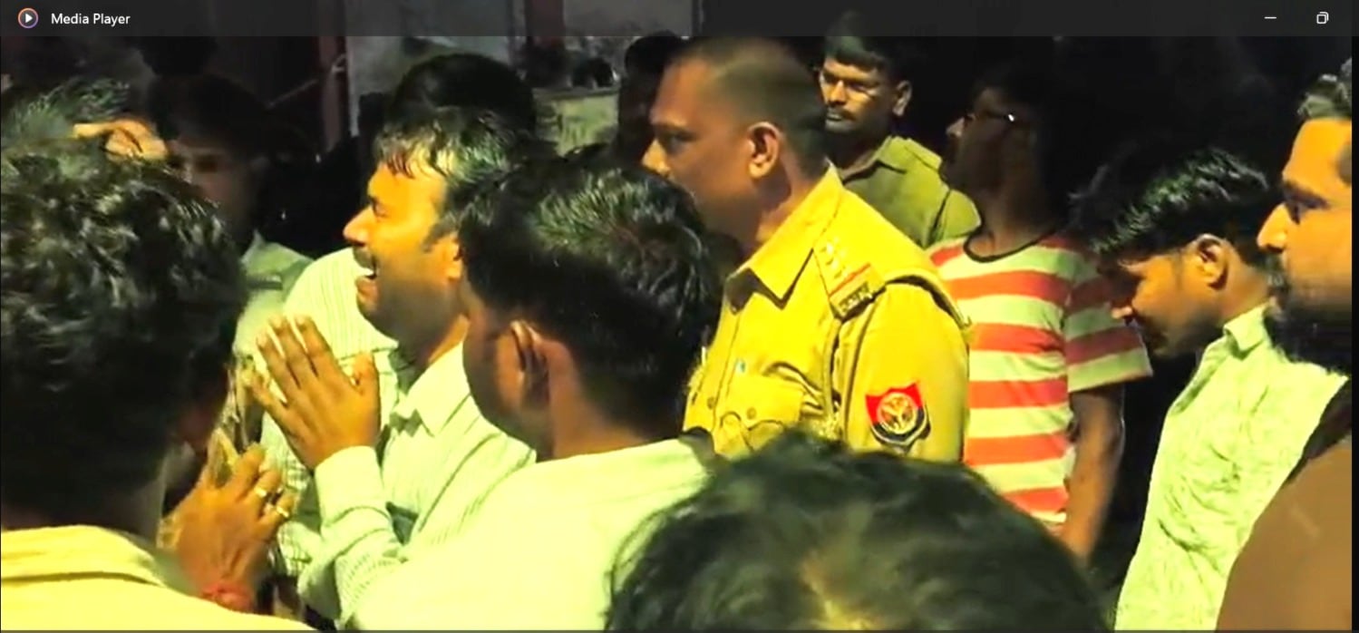 Gorakhpur Topper Student Death: प्रिंस की मौत के बाद पूरा परिवार गमजदा हैं. उसके पिता इंसाफ की गुहार लगा रहे हैं. Gorakhpur Topper Student Death: प्रिंस की मौत के बाद पूरा परिवार गमजदा हैं. उसके पिता इंसाफ की गुहार लगा रहे हैं.
