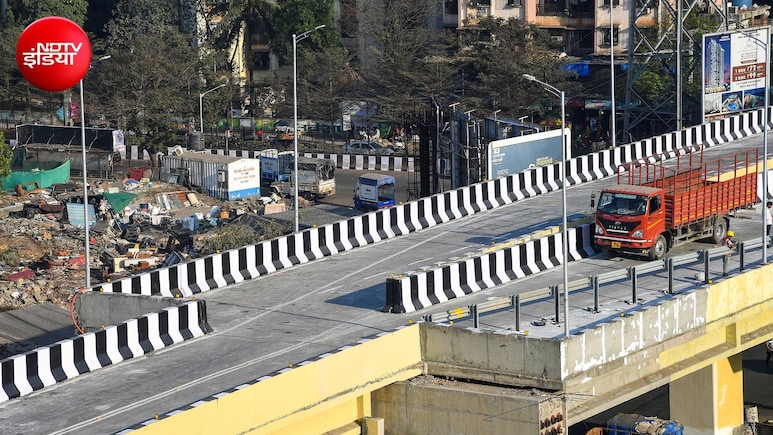 मुंबई: मीरा रोड में मेट्रो साइट पर हादसा, सड़क क्रॉस करते युवक पर गिरा सीमेंट स्लैब; घायल की इमरजेंसी सर्जरी