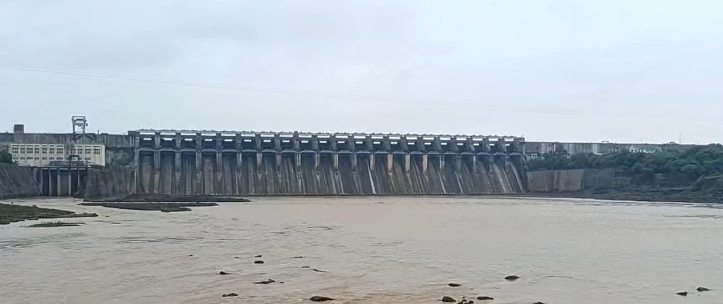 जबलपुर में बरगी डैम 95 फीसदी तक भर चुका है. जिसकी वजह से इसके 5 गेटों को खोलना होगा.