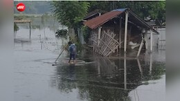 बाढ़ के बीच पढ़ाई का जज्बा, नाद को नाव बनाकर स्कूल जा रहे दो भाई