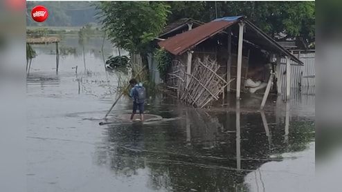 बाढ़ के बीच पढ़ाई का जज्बा, नाद को नाव बनाकर स्कूल जा रहे दो भाई