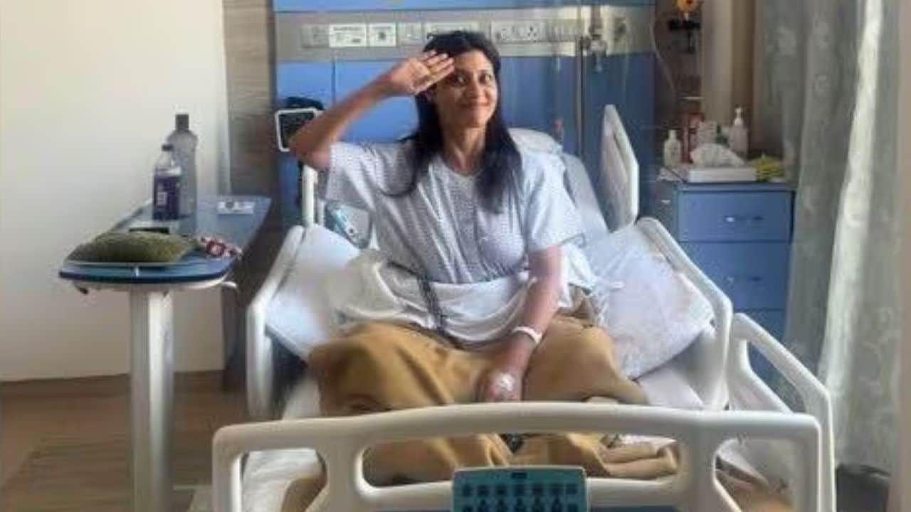 लस्ट स्टोरी 3 एक्ट्रेस कोंकणा सेन को हुआ डेंगू, अस्पताल के बेड पर बैठ कर रहीं सैल्यूट, फोटो शेयर कर दी अपडेट