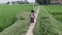 डॉक्टर बनने का सपना और स्कूल पहुंचने की जिद, एक पैर से लड़खड़ाते हुए चलती बच्ची का वीडियो वायरल
