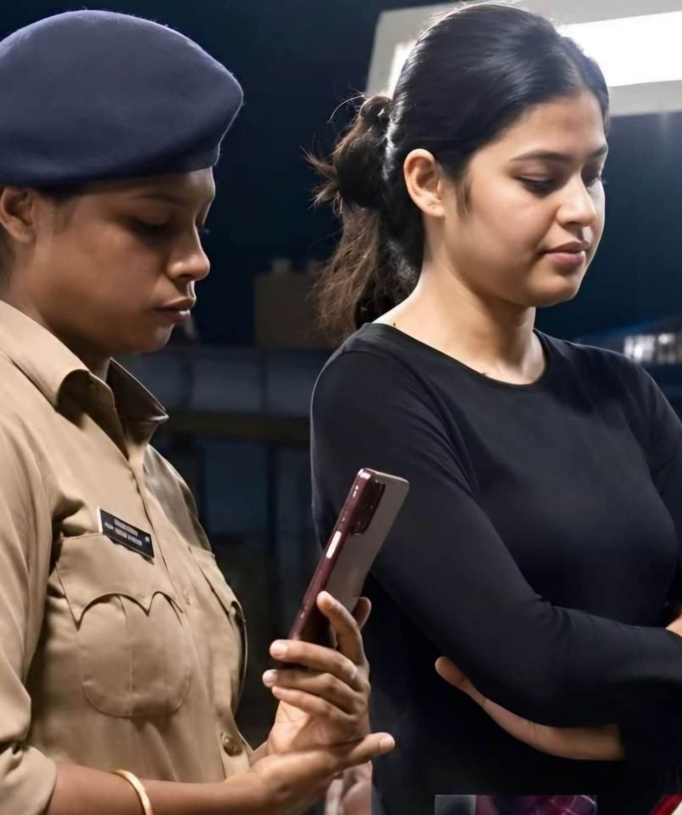 फर्स्ट क्लास एसी कोच से शराब तस्करी करने वाली लड़की नेहा झा. फर्स्ट क्लास एसी कोच से शराब तस्करी करने वाली लड़की नेहा झा.