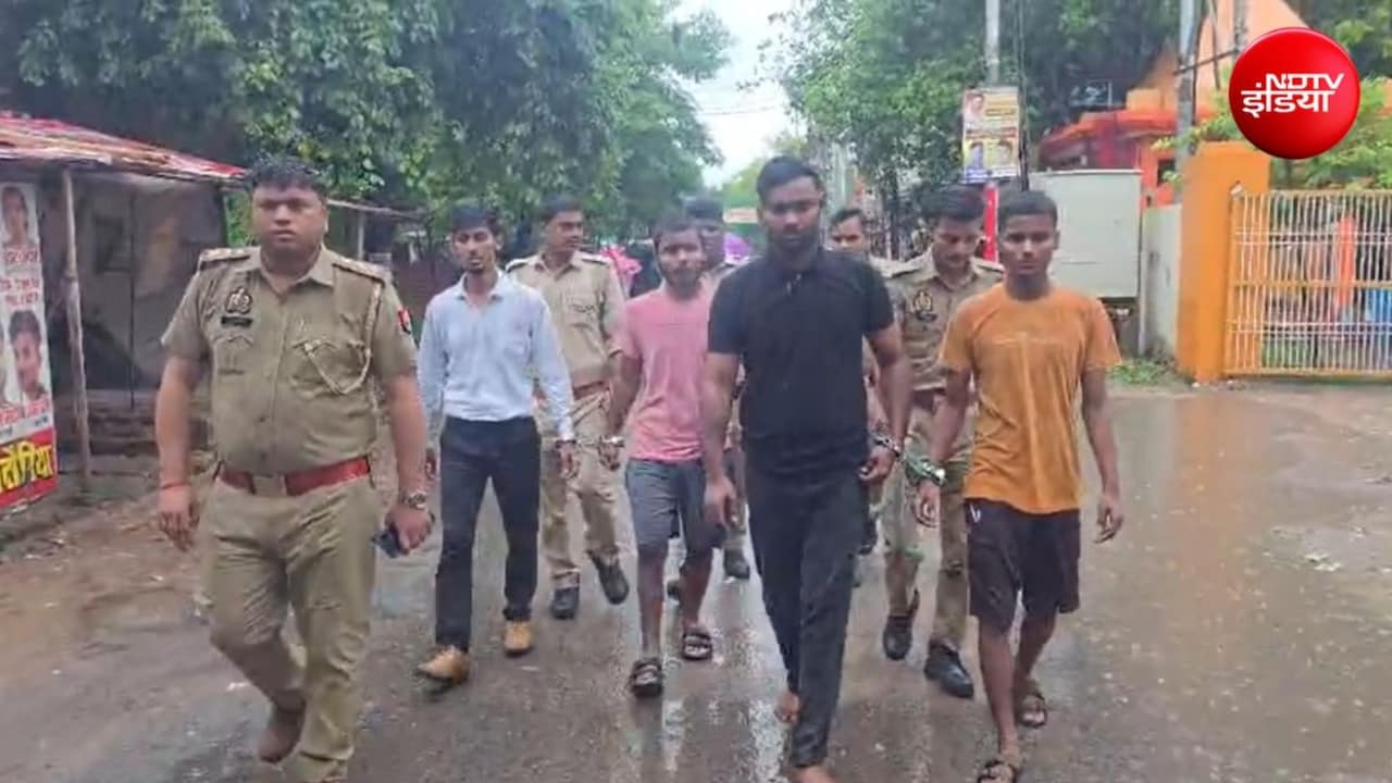 गणेश विसर्जन यात्रा में बमबाजी करने वालों को CM योगी की पुलिस ने सिखाया सबक, बारिश में निकाला जुलूस