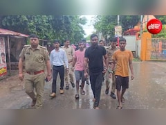 गणेश विसर्जन यात्रा में बमबाजी करने वालों को CM योगी की पुलिस ने सिखाया सबक, बारिश में निकाला जुलूस