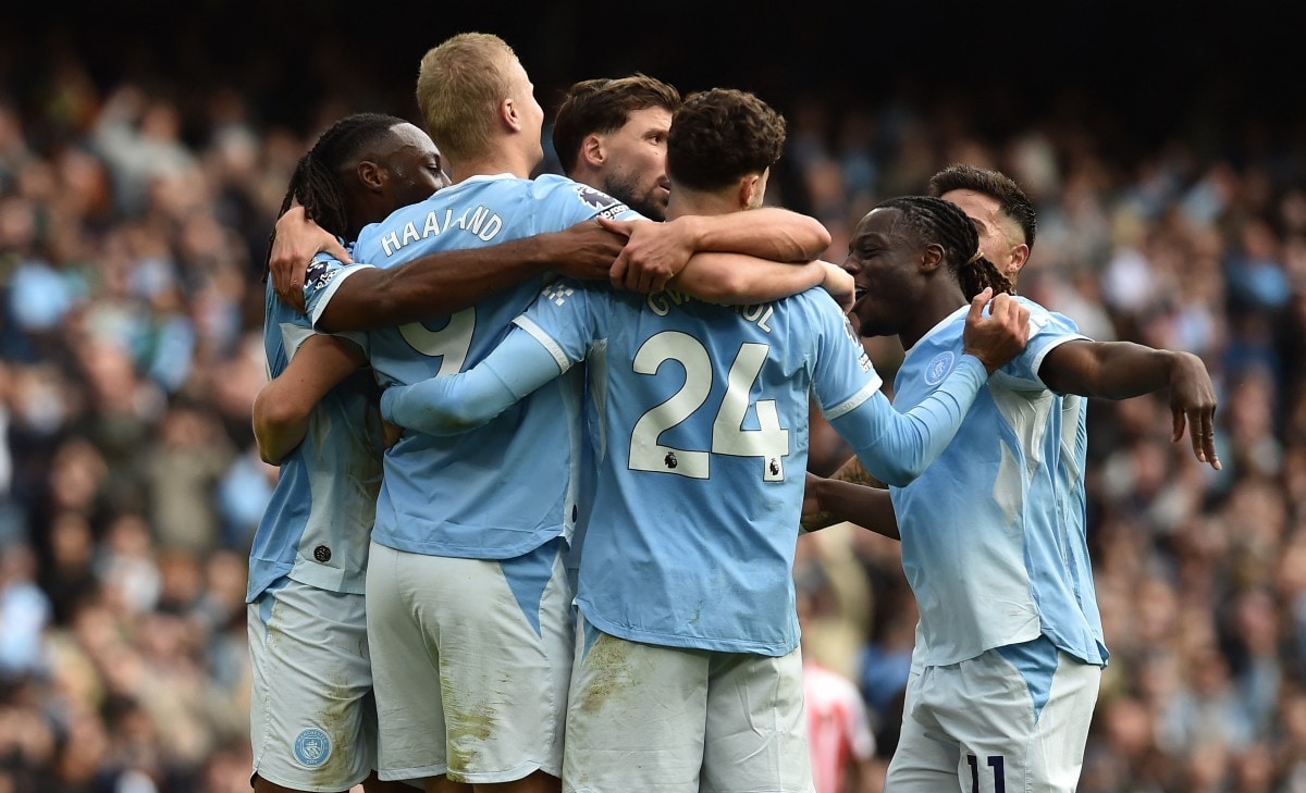 Manchester City go top after 5-3 win; Manchester United draw Fulham