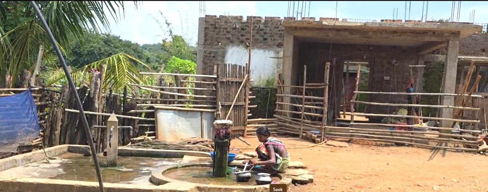 Pusajhar Village Road Story: गांव वालों न सिर्फ सड़क तैयार किया बल्कि खुद ही सीमेंट वैगरह लाकर गांव में PM आवास योजना के तहत पक्का मकान भी तैयार कर लिया.