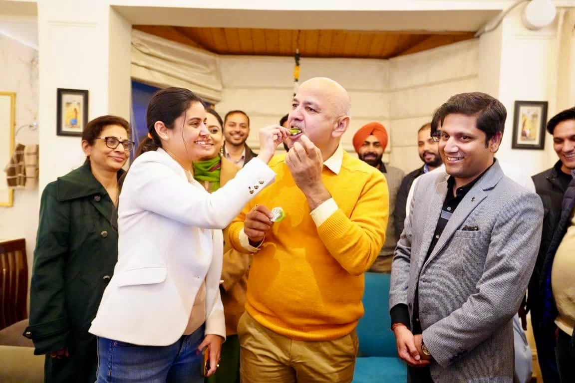 मनीष सिसोदिया के जन्मदिन पर उन्हें केक खिलाती गायत्री बिश्नोई की यह तस्वीर उन्होंने खुद सोशल मीडिया पर डाला था. 
