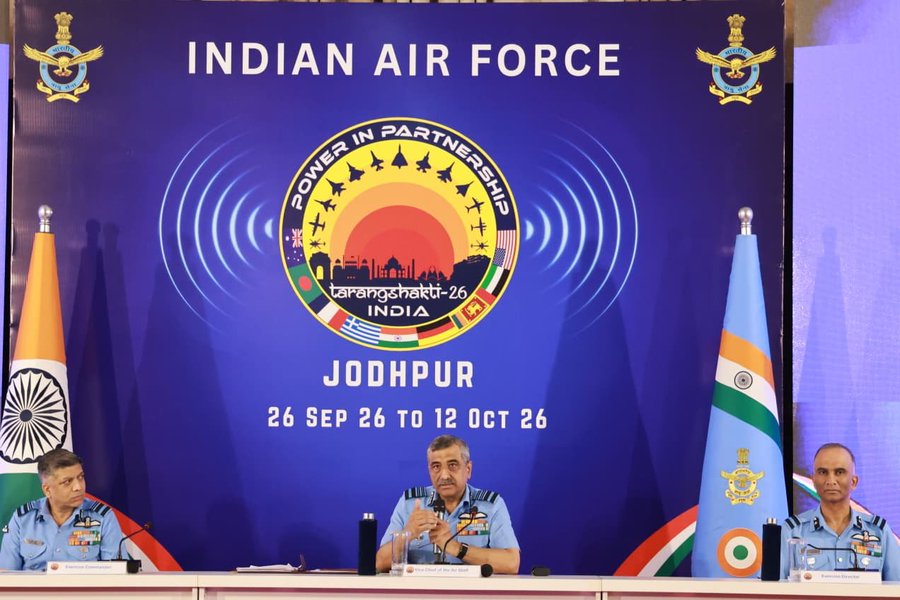 तरंग शक्ति के बारे में जानकारी देते हुए एयर मार्शल अशुतोष दीक्षित तरंग शक्ति के बारे में जानकारी देते हुए एयर मार्शल अशुतोष दीक्षित