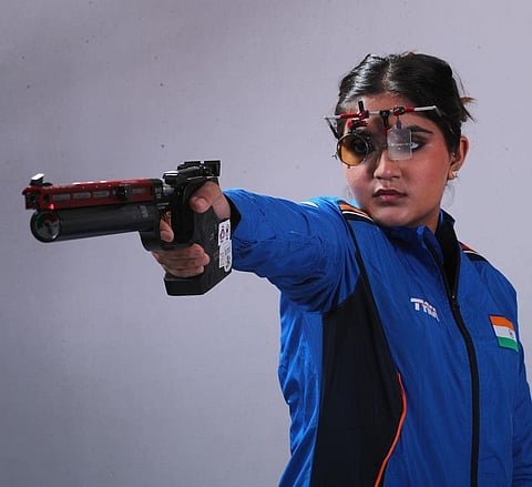 कौन हैं ईशा सिंह? 25 मीटर पिस्टल में सिल्वर मेडल जीतकर रचा इतिहास, मनु भाकर के बाद भारत की नई शूटिंग स्टार बनी