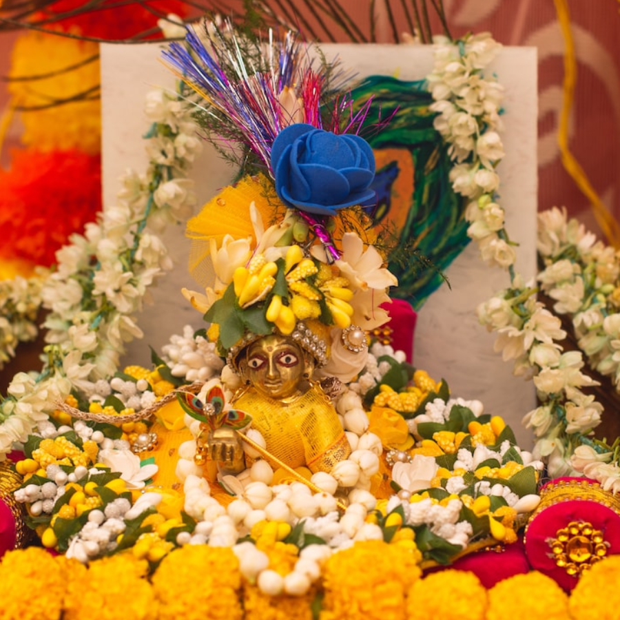 Janmashtami 2026: 5 Must-Have Items For Midnight Krishna Pooja