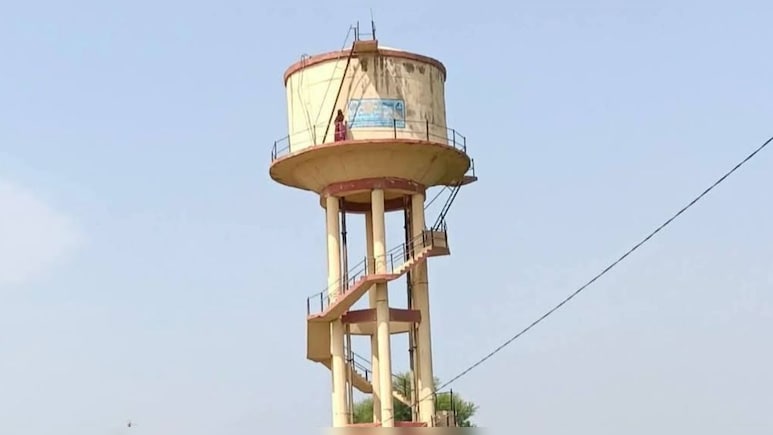 दौसा में 80 फीट ऊंची पानी की टंकी पर चढ़ी मह&zwj;िला, प&zwj;िता की प्रॉपर्टी में मांग रही ह&zwj;िस्&zwj;सा&nbsp;