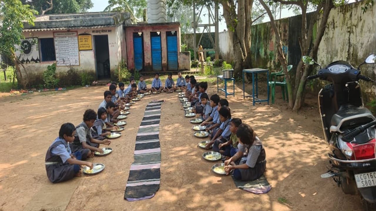 भोजन के दौरान की तस्वीर