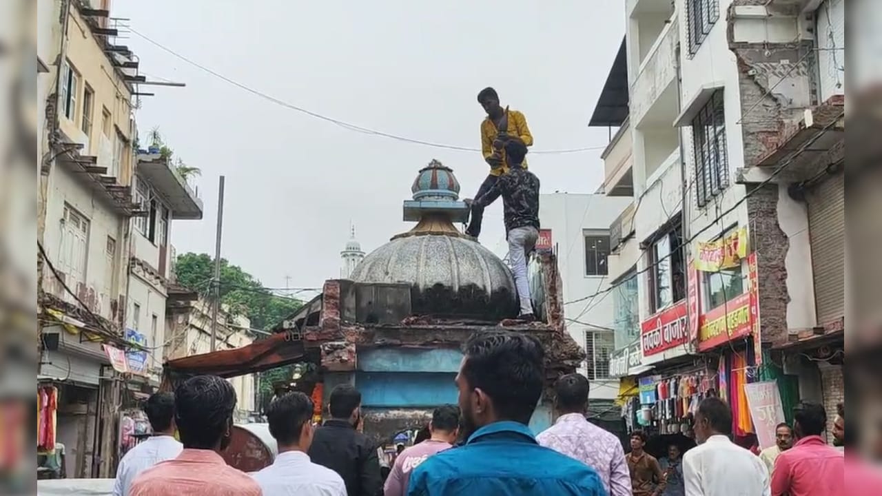 170 साल पुराना खड़े हनुमान मंदिर हो रहा शिफ्ट! सन् 1857 में हुई थी स्थापना, प्रशासन क्यों कर रहा पुनर्स्थापना 