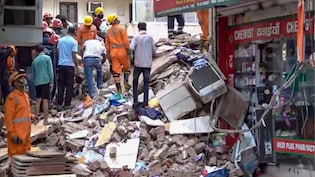 कम से कम 25-30 छात्र दबे होंगे... चश्मदीद ने बताया- दिल्ली में कैसे गिरी इमारत?
