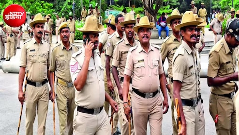 पत्थरों से कुचलकर महिला की हत्या, मां के पास बिलखता रहा डेढ़ साल का मासूम, रुला देगी तस्वीर