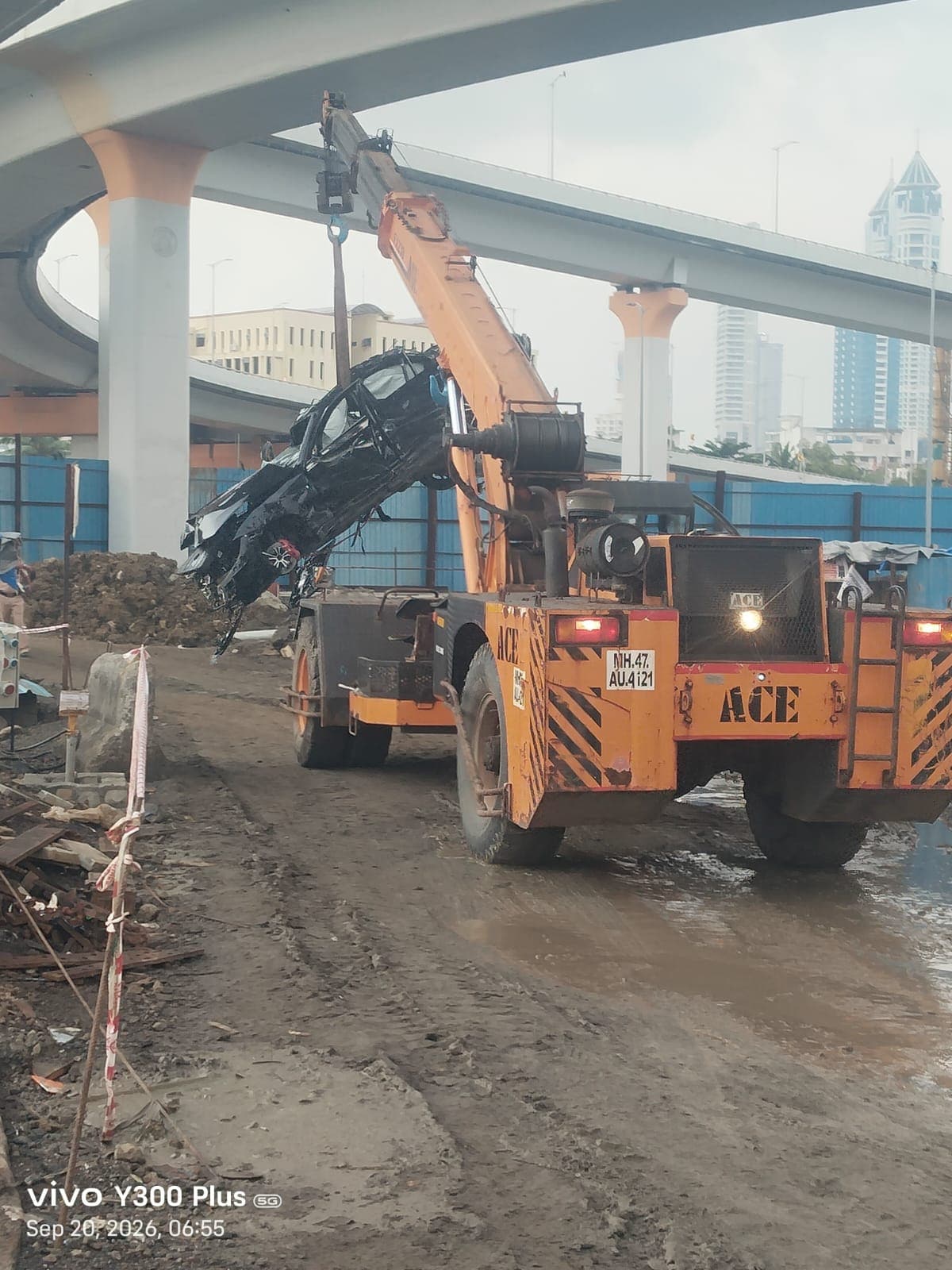 दुर्घटनाग्रस्त BMW को क्रेन के जरिए घटनास्थल से हटाया गया है. दुर्घटनाग्रस्त BMW को क्रेन के जरिए घटनास्थल से हटाया गया है.