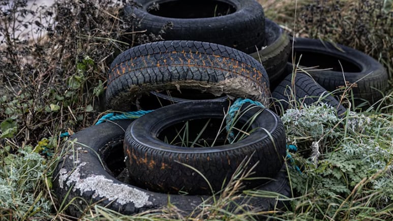 20,000 Discarded Tyres Were Buried Under A Road In US And There's A Brilliant Reason Why