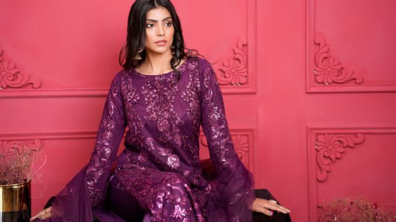 Fabrics that dont stretch can make any kurta feel tight around the hips Fabrics that dont stretch can make any kurta feel tight around the hips