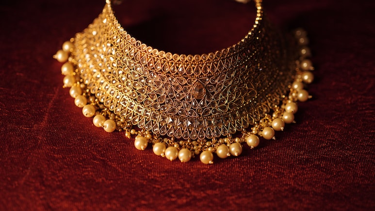 Gold Prices Drop Nearly Rs 1,000 To Below Rs 1,53,400; Silver Falls Rs 1,800