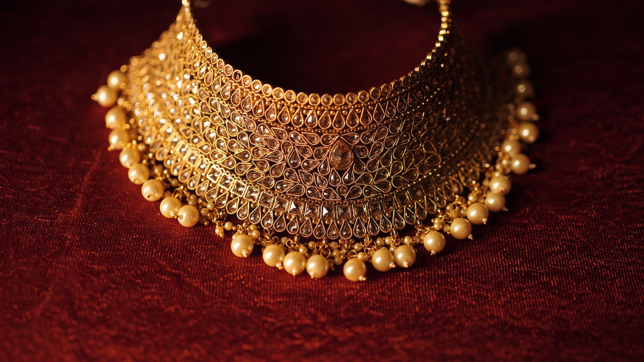 Gold Prices Drop Nearly Rs 1,000 To Below Rs 1,53,400; Silver Falls Rs 1,800
