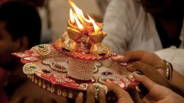 Salman Khan ने पूजा में गलती से की उल्टी आरती, आरती करने का सही तरीका क्या है? जानें भगवान के सामने दीपक कितनी बार और किस क्रम में घुमाएं