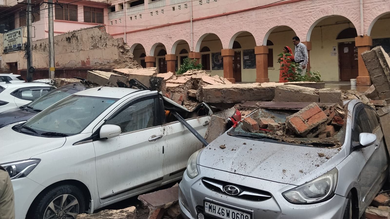 राजस्थान: भारी बारिश के बाद अजमेर में स्कूल की दीवार गिरी राजस्थान: भारी बारिश के बाद अजमेर में स्कूल की दीवार गिरी