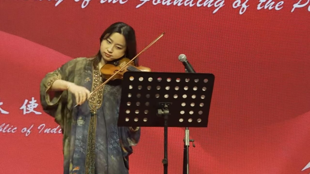 Chinese Violinist's Rendition Of 'Kal Ho Naa Ho' Wins Hearts, China Embassy Shares Video