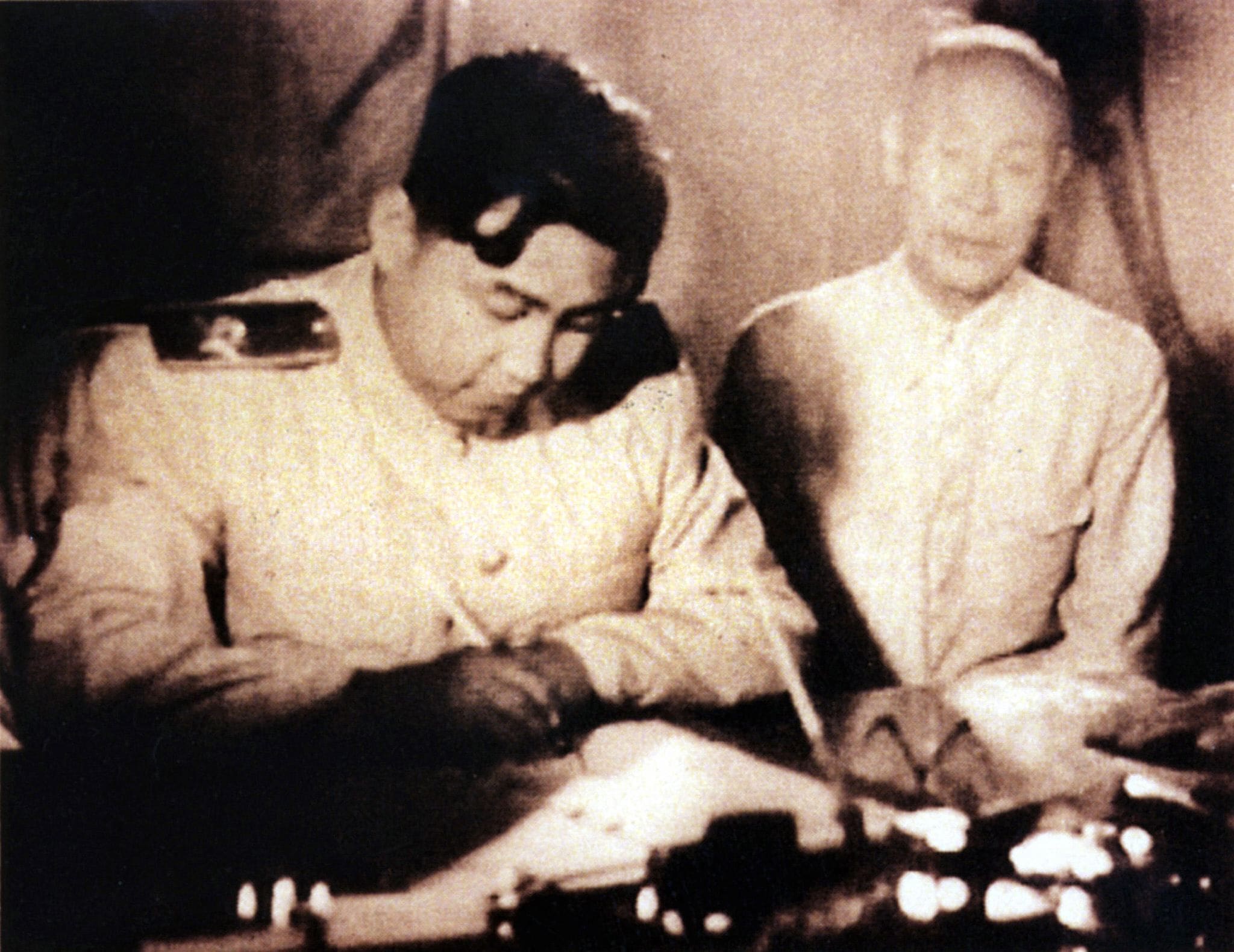सियोल में डॉक्यूमेंट पर साइन करते किम इल सुंग. 25 जून 1950 को न कोरियाई सेना ने दक्षिण कोरिया पर हमला किया, जिससे कोरियाई युद्ध सियोल में डॉक्यूमेंट पर साइन करते किम इल सुंग. 25 जून 1950 को न कोरियाई सेना ने दक्षिण कोरिया पर हमला किया, जिससे कोरियाई युद्ध