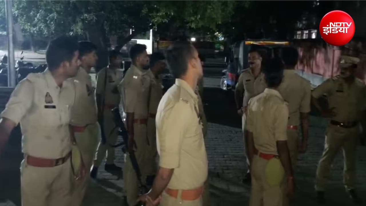 आजमगढ़: घर में पूजा करने आए दो पुजारियों और पत्नी की हत्या; बच्चों को लेकर कमरे में छिपा आरोपी